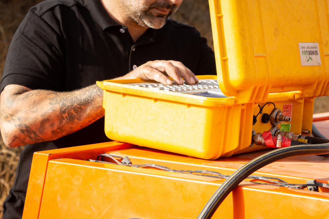 Rehabilitación con manga de la tubería de una piscina en un ático de Marbella